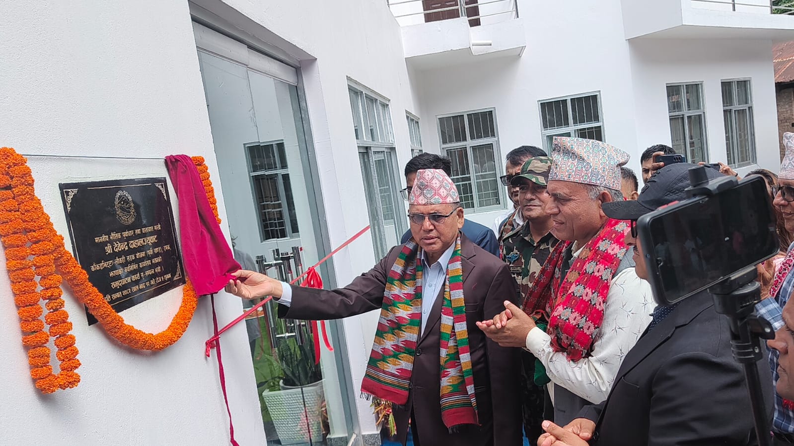 मन्त्री दाहालले गरे सडक आयोजना कार्यालय भवन उद्घाटन